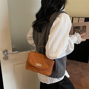 Sac bandoulière chic en daim matelassé caramel avec chaîne et fermoir vintage
