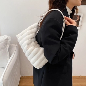 Sac à bandoulière chic en fausse fourrure blanche avec coutures et bandoulière corde