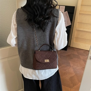 Sac à bandoulière en daim matelassé marron avec fermoir doré en décor maison