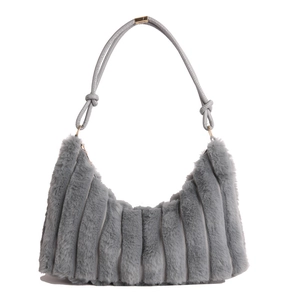 Sac hobo en peluche grise avec texture verticale et détail de nœud sur l'épaule