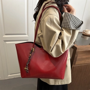 Fashionable red tote bag for women featuring a minimalist large capacity design