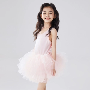 Détail de la jupe tutu en tulle rose multicouche sur un justaucorps de danse