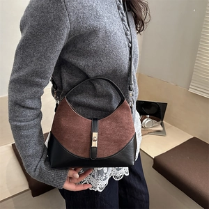 Borsa a sella alla moda in camoscio marrone e pelle nera con chiusura in metallo dorato
