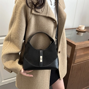 Borsa a tracolla alla moda in camoscio e pelle nera a forma di mezzaluna da donna