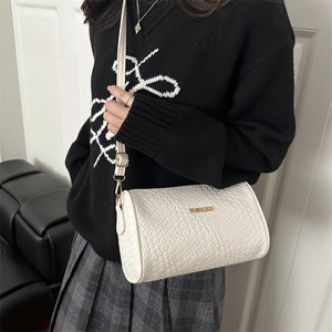 Sac bandoulière blanc cylindrique avec texture tissée et logo fashion doré