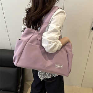 Elegante borsa tote lilla con tasche multiple e patch alla moda per donna