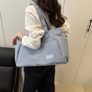 Borsa tote in nylon azzurro per donna, borsa a spalla capiente dal design moderno