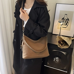 Brown vintage leather hobo bag for women, large capacity crossbody tote with adjustable strap