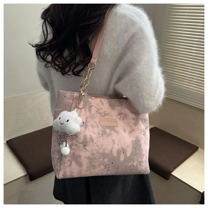 Dettaglio borsa tote rosa stellata con ciondolo a nuvola e tracolla a catena