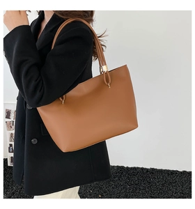 Gros plan d'un sac cabas en cuir ciré marron porté par un mannequin pour un style moderne