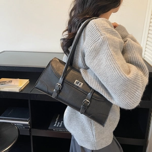 Sac sous le bras minimaliste en similicuir noir avec fermoir rotatif argenté élégant