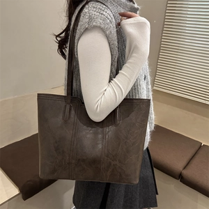 Vintage large capacity dark brown tote bag in oil wax leather for women's daily commute