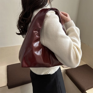Retro large-capacity wine red tote bag for women showing a stylish shoulder carrying effect