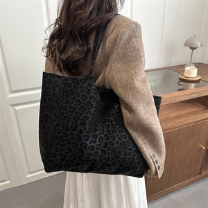 Chic leopard print large capacity tote bag worn on shoulder for stylish autumn winter look