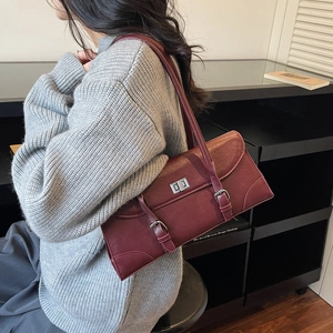 Sac sous l'aisselle bordeaux rétro avec boucles argentées et design rectangulaire chic