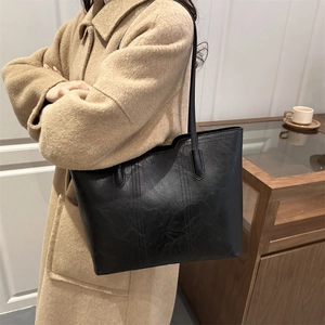 Vintage large capacity black tote bag with pleated leather texture for office commuting