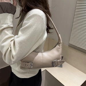 Sac sous le bras croissant en similicuir beige avec boucles métalliques et sangles