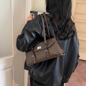 Sac à épaule vintage minimaliste en cuir marron foncé avec boucle métallique argentée