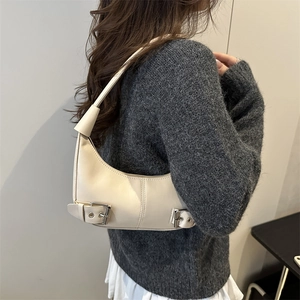 Sac sous les bras croissant crème chic de style motard porté par un mannequin