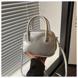 Détail du sac à main argenté métallisé avec doubles poignées et texte doré Fashion & Bags