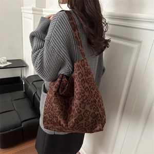 Fashionable leopard print tote bag for women with large capacity and textured fabric