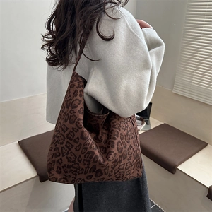 Stylish leopard print tote bag with large capacity and vintage brown aesthetic