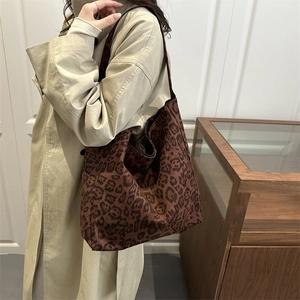 Large leopard print tote bag for women, chic leopard pattern shoulder bag in dark brown