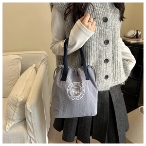 Détail du sac seau étanche gris avec cordon de serrage et imprimé logo à la mode