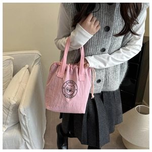 Gros plan du sac cabas rose en tissu Oxford avec logo écureuil et cordon de serrage