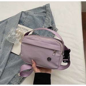 Détail du sac en nylon lilas montrant la texture ripstop et la boucle de haute qualité