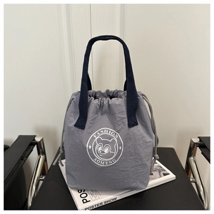 Détail du sac fourre-tout gris à cordon avec logo panda et poignées en sangle bleues