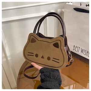 Gros plan sur le sac chat mignon avec détails brodés et coutures de haute qualité