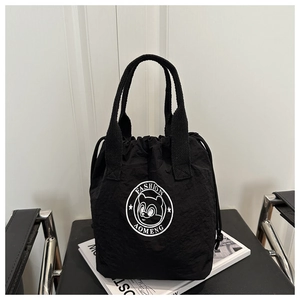 Détail du sac seau noir imperméable avec fermeture à cordon et logo blanc tendance