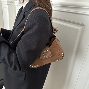 Borsa sottobraccio minimalista in pelle marrone con borchie argentate e anello metallico