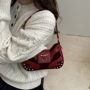 Borsa sottobraccio in pelle e camoscio rosso-marrone con borchie e fibbia in metallo