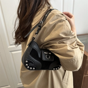 Borsa sottobraccio retrò in pelle nera con borchie argento e tracolla regolabile