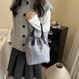Sac seau imperméable lavande avec cordon et anses bleu marine pour le style décontracté