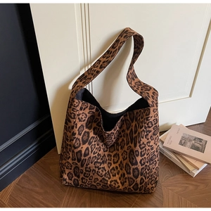 Dettaglio ravvicinato della borsa hobo leopardata capiente con ampia tracolla
