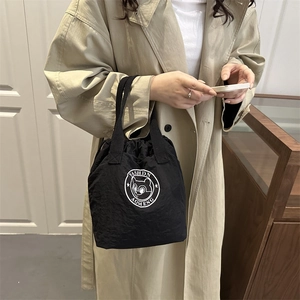Sac seau noir imperméable avec cordon de serrage et logo blanc pour femme