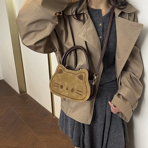Sac à bandoulière chat en daim marron avec broderie sur trench-coat kaki décontracté