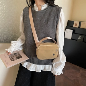 Sac bandoulière carré en nylon beige avec double fermeture éclair et large sangle