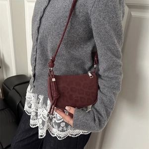Sac à bandoulière chic bordeaux à motif léopard avec bandoulière réglable