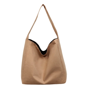 Grande borsa tote minimalista in tela kaki testurizzata con elegante tracolla singola