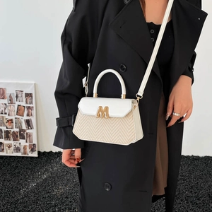 Schicke Mini-Tasche im Color-Block-Design mit V-Webmuster und goldener M-Schnalle