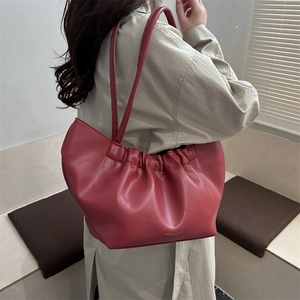 Sac à bandoulière plissé bordeaux pour femme au design minimaliste et élégant