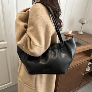 Sac sous le bras froncé noir tendance pour femmes en cuir PU souple avec bandoulière