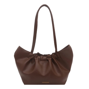 Sac à épaule plissé marron foncé en cuir PU souple avec un design ondulé chic