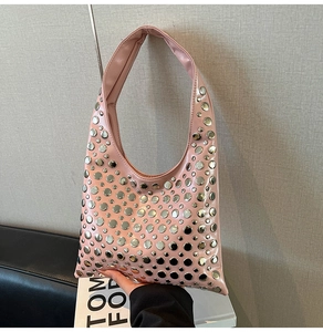 Détail du sac hobo en cuir rose avec rivets en métal argenté et structure en demi-lune