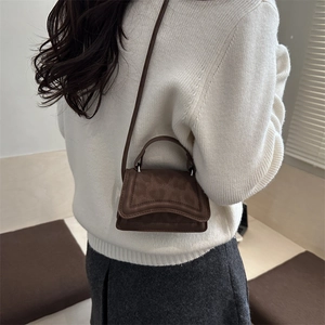 Mini borsa a tracolla marrone con stampa leopardata, patta ondulata e tracolla sottile