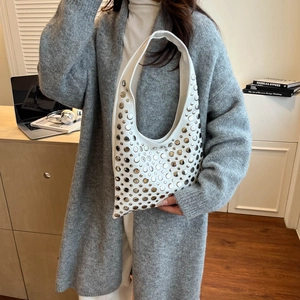 Sac hobo blanc de style gothique avec rivets métalliques et silhouette incurvée